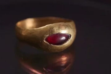 2,300 ஆண்டுகள் பழமையான தங்க மோதிரம் கண்டுப்பிடிப்பு