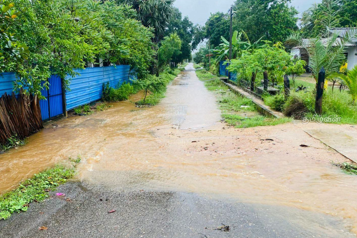 மழைக்காலங்களில் வெள்ளத்தால் பாதிக்கப்படும் முள்ளிப்பொத்தானை மக்கள் - அரசிடம் விடுத்த கோரிக்கை | Drains On The Mullippothanai Kandy Main Road மழைக்காலங்களில் வெள்ளத்தால் பாதிக்கப்படும் முள்ளிப்பொத்தானை மக்கள் - அரசிடம் விடுத்த கோரிக்கை | Drains On The Mullippothanai Kandy Main Road