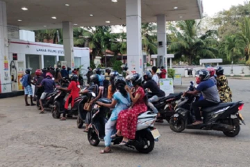 வடக்கு மாகாணத்தில் மக்களால் நிரம்பும் எரிபொருள் நிரப்பு நிலையங்கள்