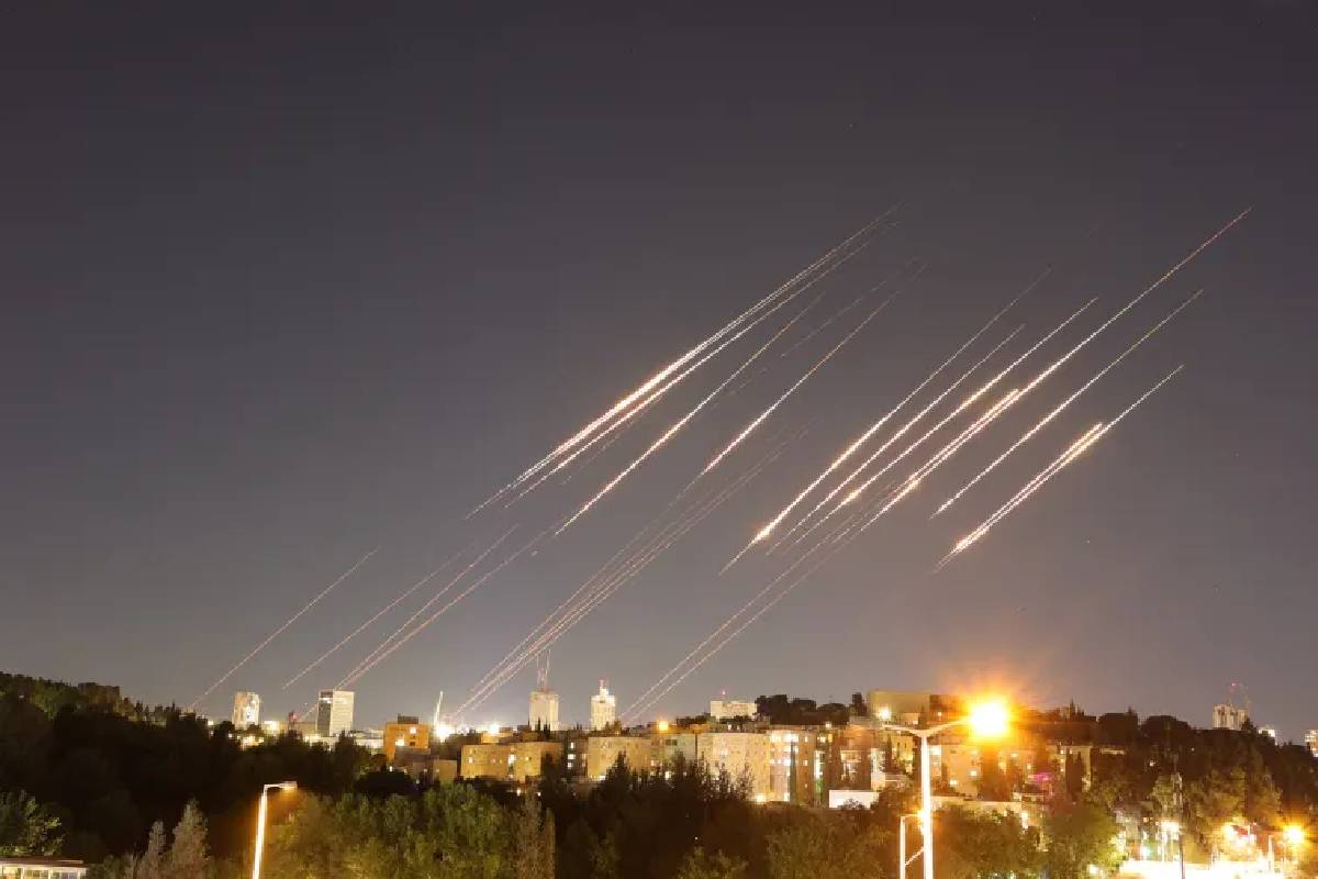 உலகப் பொருளாதாரத்திற்கு அச்சுறுத்தலாகும் ஹவுதி தாக்குதல்: எண்ணெய் விநியோகம் முடங்கும் அபாயம் | Houthi Attack Oil Supply Disruption At Risk