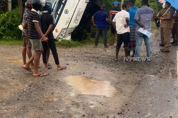 கொழும்பு நோக்கி பயணித்த சொகுசு பேருந்து விபத்து: பலருக்கு நேர்ந்த நிலை | Bus Traveling Mannar To Colombo An Accident