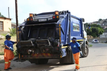 குப்பை லொறியில் பல மணிநேரம் சிக்கித் தவித்த சிறுவன்