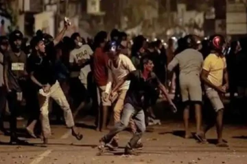 இலங்கையின் மாபெரும் கண்ட போராட்டம் - உயிர் தப்பிய போலீசார்!