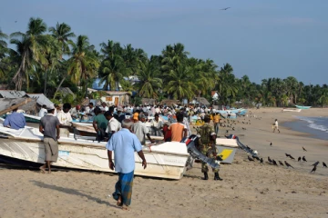 அரை நிர்வாணமாக வீதியில் சென்ற வெளிநாட்டுப் பெண்; பொலிஸார் க்ஷாக்