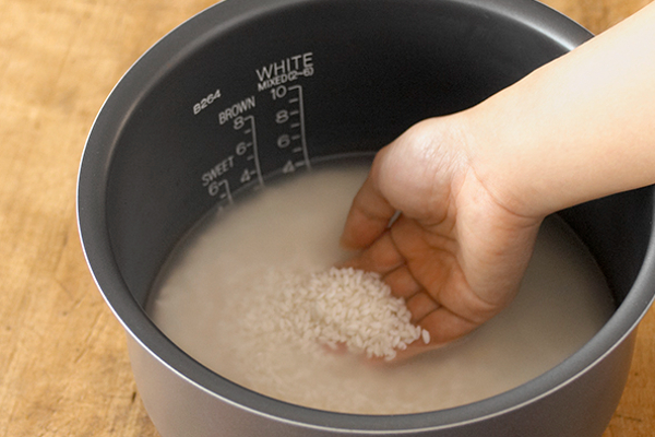 தமிழர்களே இனி இந்த பிழையை மட்டும் செய்யாதீர்கள்.... தூக்கி வீசும் அரிசி கழுவிய நீரின் அதிசய பலன்கள் | Rice Water To Brighte