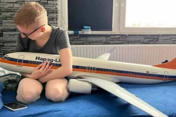 காதலுக்கு கண் இல்லைதான்: விமானங்களை காதலித்து திருமணம் செய்ய விரும்பும் பெண்!