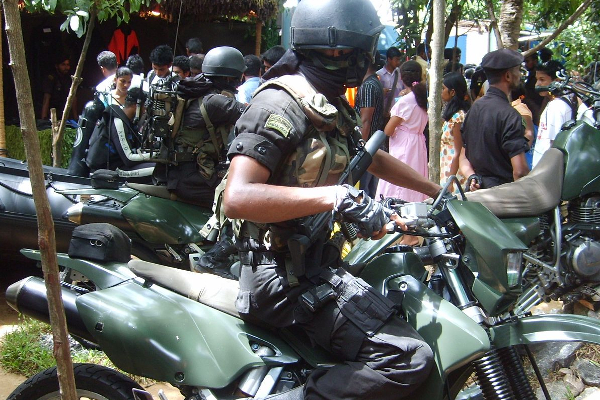 முல்லைத்தீவில் படையினரின் கண்காணிப்பு | Field Bike Army Monitoring On Road In Pudukudiriru