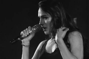 பின்னாடி யாரும் பார்க்காதீங்க!! நடிகை ஆண்ட்ரியாவின் பேக்லஸ் போட்டோ...