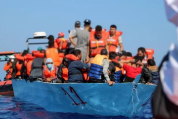 இத்தாலியில் கடலில் கவிழ்ந்த புலம்பெயர்ந்தோர் படகு