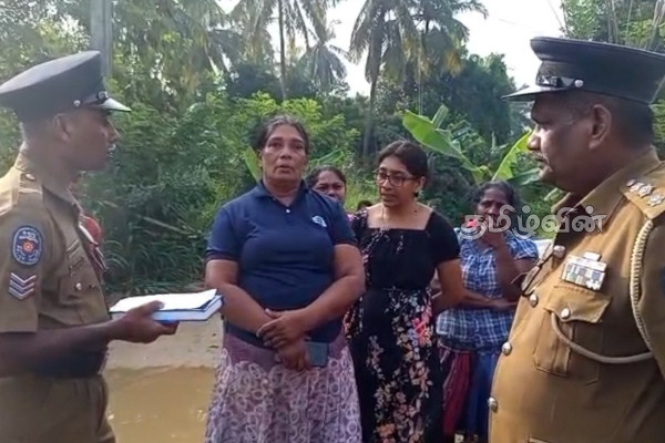 சேதமடைந்த வீதியை திருத்தி தருமாறு கோரி போராட்டம் முன்னெடுப்பு | Eight Families Protest Repair Of Damaged Road