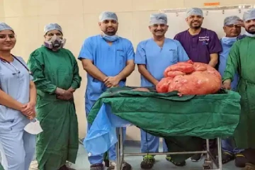 இந்தியாவில் பெண்ணின் வயிற்றிலிருந்து 47 கிலோ கட்டியை அகற்றி மருத்துவர்கள் சாதனை(படம்)