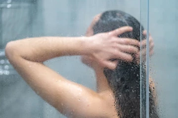 குளிர்காலத்தில் சுடுதண்ணீர் குளியல் சுகமாக தான் இருக்கும்! ஆனால்... அதில் உள்ள தீமைகள்