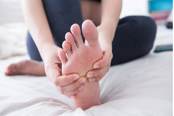 ரத்த சர்க்கரை திடீர்னு அதிகமானா கால்களில் என்னென்ன மாதிரியான அறிகுறிகளை வெளிக்காட்டும் தெரியுமா? எச்சரிக்கை | High Blood Sugar Level Indicates Through Your Feet