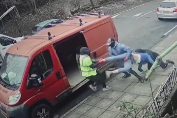 இங்கிலாந்தில் பட்டப்பகலில் கடத்திச் செல்லப்பட்ட இளைஞன்!! தமிழர் வாழும் பகுதியில் இடம்பெற்ற அதிர்ச்சிச் சம்பவம்!!(video)