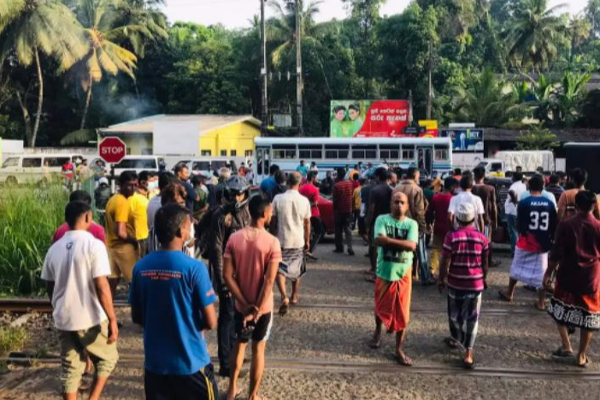 எரிபொருள் விலை அதிகரிப்புக்கு எதிராக நாட்டில் பல இடங்களில் ஆர்ப்பாட்டம் (Photos) | Protest Against Increase Fuel Prices In Srilanka