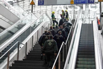 ஜேர்மனியில் குழந்தையுடன் ரயில் தண்டவாளத்தில் இறங்கிய இளம்பெண்: அடுத்து நிகழ்ந்த பயங்கரம்