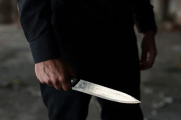 காதலிக்க மறுத்த பெண்ணின் கழுத்தை அறுக்க முயன்ற இளைஞர் - போராடி மீட்ட பெற்றோர்