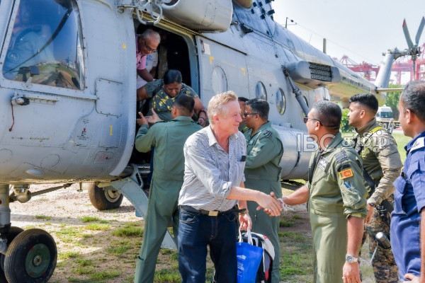 ரம்பொடையில் சிக்கி தவித்த வெளிநாட்டு சுற்றுலா பயணிகள் பத்திரமாக மீட்பு | Foreign Tourists Stranded In Rambodai Rescued