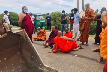 அரசின் இரகசிய திட்டங்களுக்கு எதிராக வீதிக்கு இறங்கிய பிக்குகள்