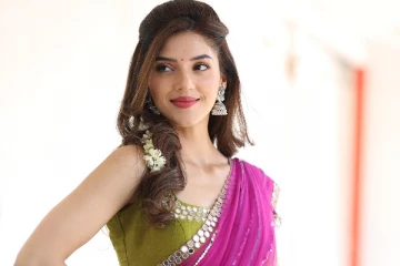 வெளிநாட்டில் முகம்சுளிக்க வைக்கும் ஒரு உடையில் சுற்றும் தனுஷ் பட நடிகை!