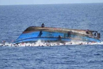 நைஜர் நதியில் பாரம் தாங்காமல் கவிழ்ந்த படகு...156 பேர் மாயம்