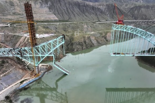 திடீரென இடிந்து விழுந்த தொடருந்து பாலம் ; 12 பேர் பலி | Express Train Bridge Collapses Suddenly