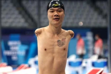 2 கைகள் இல்லாமல் 4 தங்கப் பதக்கம்: சீன வீரரின் அசத்தல் சாதனை