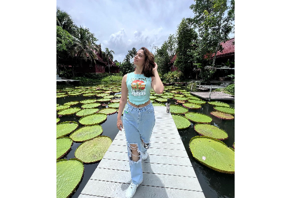 கிழிந்த ஆடையுடன் போஸ் கொடுத்த தமன்னா.. வைரலாகும் புகைப்படம் | Tamanna Latest Instagram Post Goes Viral