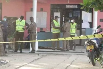 பொலிஸ் நிலையத்தில் நால்வரின் உயிரை பறித்தவர் தாயை உச்சிமுகர்ந்தாராம்