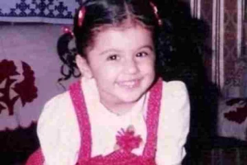 சிறுவயதில் கியூட்டாக சிரித்தபடி அழகாக இருக்கும் இந்த நடிகை யார் தெரிகிறதா?