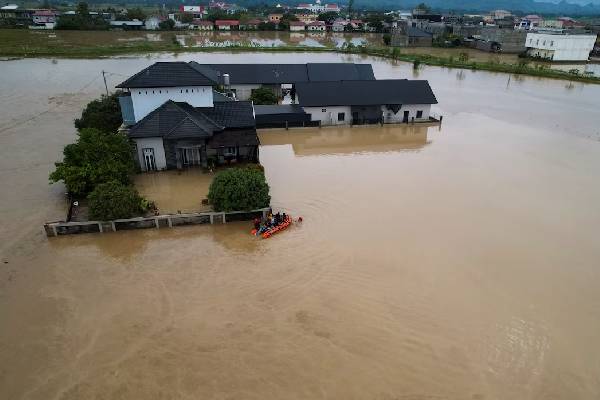 இலங்கை உட்பட பெருவெள்ளத்தில் சிக்கியுள்ள தென்கிழக்கு ஆசியா... 321 கடந்த இறப்பு எண்ணிக்கை | Southeast Asia Flood Deaths Reach 321 இலங்கை உட்பட பெருவெள்ளத்தில் சிக்கியுள்ள தென்கிழக்கு ஆசியா... 321 கடந்த இறப்பு எண்ணிக்கை | Southeast Asia Flood Deaths Reach 321