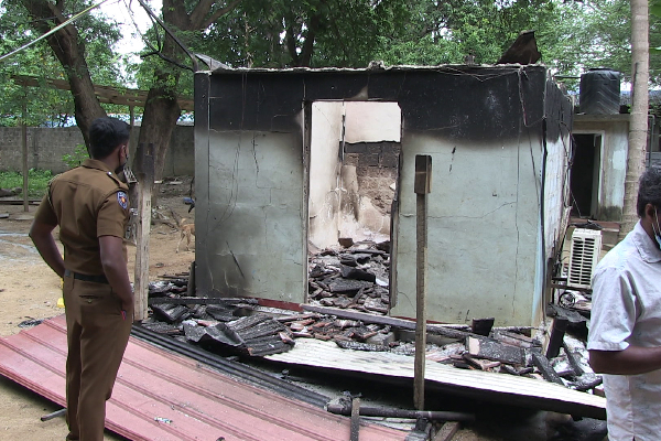 நாமலின் பெயரை பயன்படுத்தி கிளிநொச்சியில் அடாவடி செய்த கும்பல்! (படங்கள்) - ஐபிசி தமிழ்