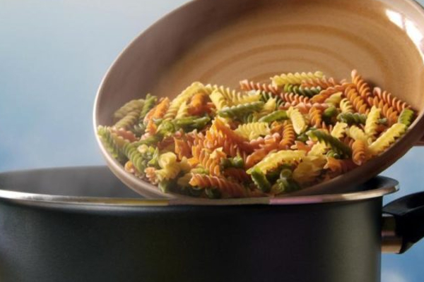 பிரான்ஸ் பாடசாலை ஒன்றில் வழங்கப்பட்ட உணவில் புழு! | Worms Food Served French School