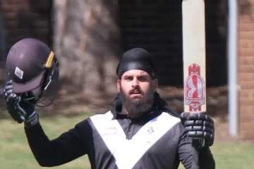 தாய் உடன் செய்த ஒப்பந்தம் - முச்சதம் விளாசிய இந்திய வம்சாவளி வீரர் ஹர்ஜாஸ் சிங்