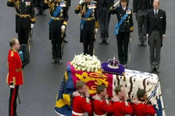 மகாராணியின் உடலுக்கு அஞ்சலி செலுத்த காத்திருத்தவர்களுடன் உரையாடிய மன்னர் சார்லஸ்