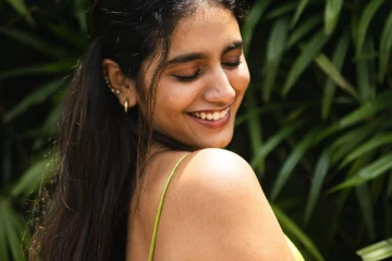 பச்சை கிளி.. அழகிய உடையில் பிரியா வாரியர் போட்டோஷூட்