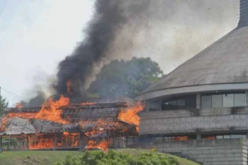நாடாளுமன்றத்திற்கு தீ வைத்த போராட்டக்காரர்கள்: ஏற்பட்ட பதற்றம்!