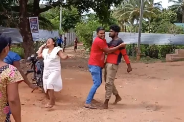 மதுபோதையில் இளைஞர்கள் அட்டகாசம்- பெண் உட்பட நால்வர் வைத்தியசாலையில்!