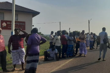 முல்லைத்தீவில் கடற்தொழில் திணைக்கள அலுவலகம் முற்றுகை! பாதுகாப்பு கடமைகளில் பொலிஸார்