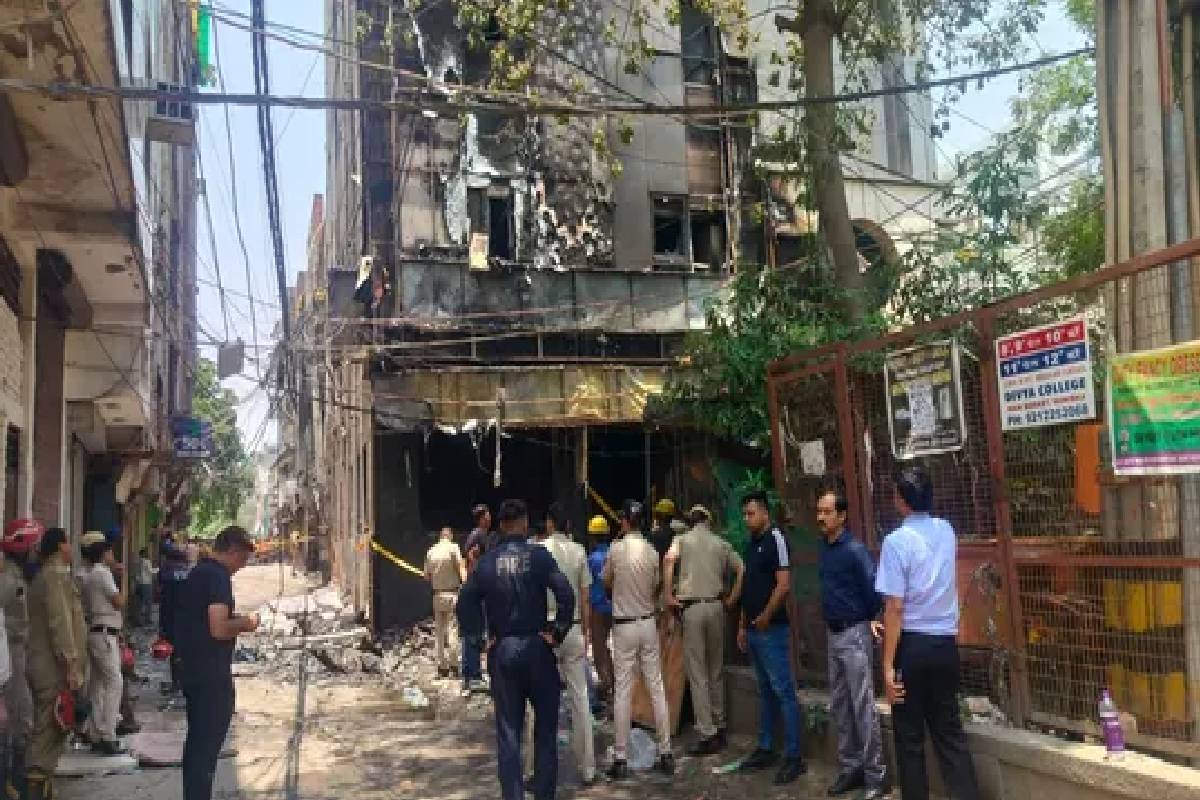 இந்தியாவை உலுக்கிய தீ விபத்து ; டெல்லியில் 21 பேர் உயிரிழப்பு | Fire Breaks Out At Restaurant In Delhi 21 Dead