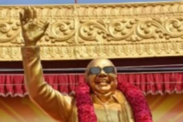 கருணாநிதி சிலை முன்பு திமுக-வினர் ஆர்ப்பாட்டம்