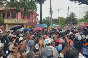 இளம் தாய் மற்றும் சிசு உயிரிழப்பு... கொட்டும் மழையிலும் மன்னார் வைத்தியசாலை முன் குவிந்த மக்கள்!