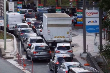 பிரான்சில் எரிபொருள் விநியோகம் பாதிப்பு - நீண்ட வரிசையில் காத்திருக்கும் வாகனங்கள்