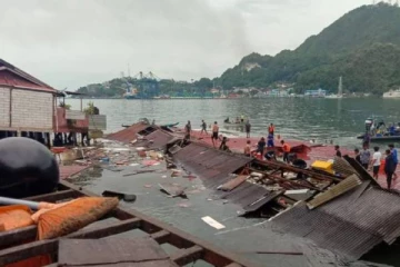 இந்தோனேஷியாவில் நிலநடுக்கம்! கடலில் இடிந்து விழுந்த கட்டிடங்கள்.. நால்வர் பலி