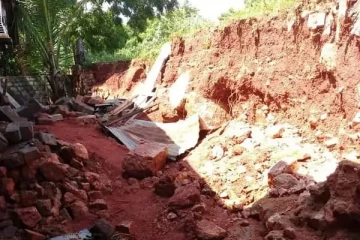 யாழில் பெரும் சோக சம்பவம்: மதில் இடிந்து விழுந்து பரிதாபமாக உயிரிழந்த நபர்