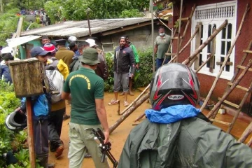 வீட்டுக்குள் நுழைந்த ஆண் புலி! மயக்க மருந்து செலுத்தி உயிருடன் மீட்பு (VIDEO)
