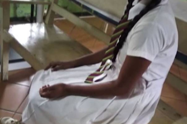 மாணவியை தாக்கிய அதிபருக்காக போராட்டத்தில் ஈடுபட்ட ஆசிரியர்கள், பெற்றோர்கள்! | Teachers Parents Protest Principal Attack Students