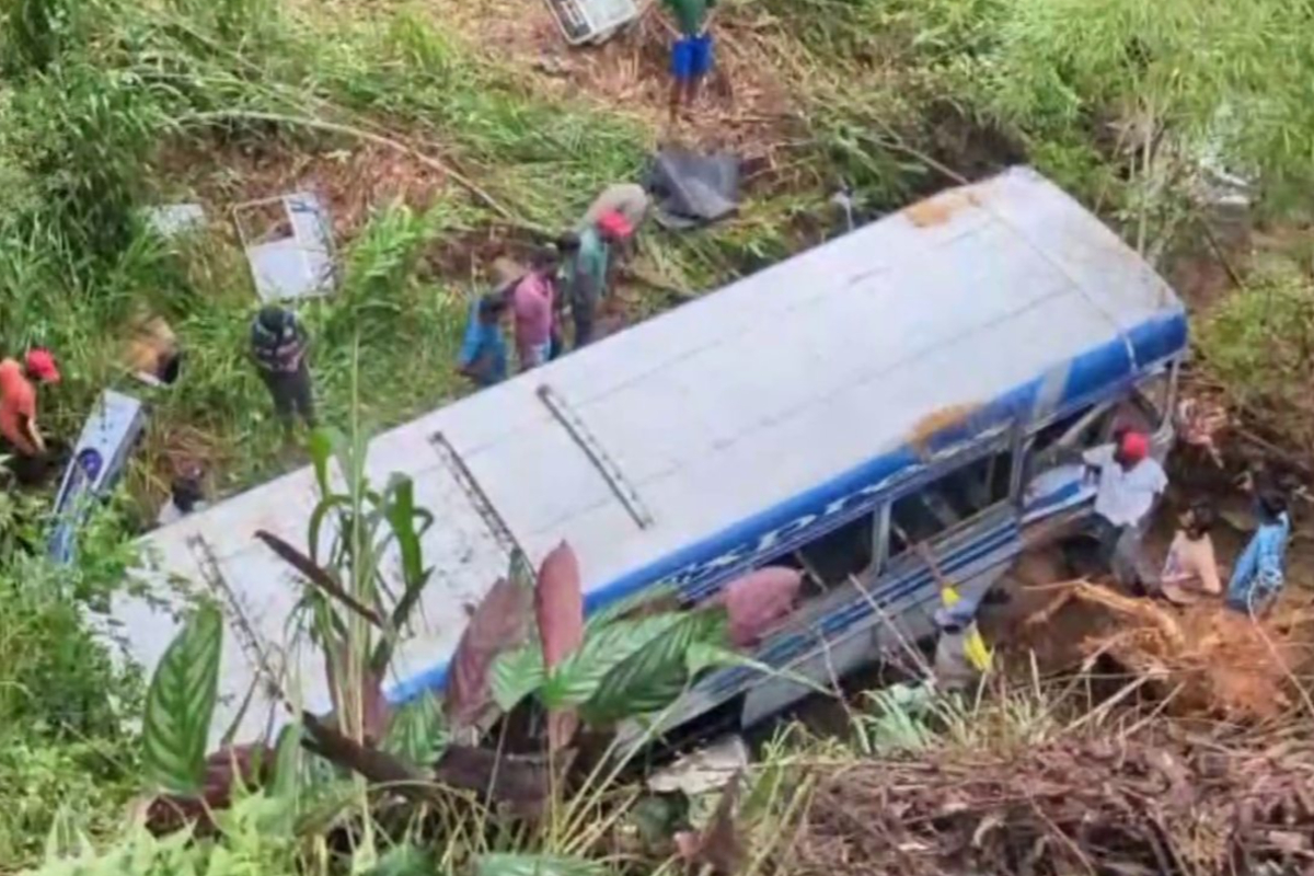 ஹட்டனில் பள்ளத்தில் கவிழ்ந்த பேருந்து! ஒருவர் பலி! 22 பேர் காயம் | Bus Accident In Hatton Up To 20 Injured