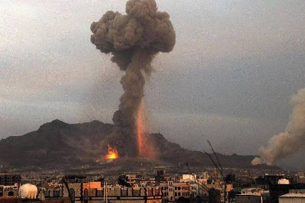 ஆயுதங்களுடன் வந்த கப்பல்கள்... குண்டு மழை பொழிந்த சவுதி தலைமையிலான கூட்டணி | Arab Coalition Launches Airstrike