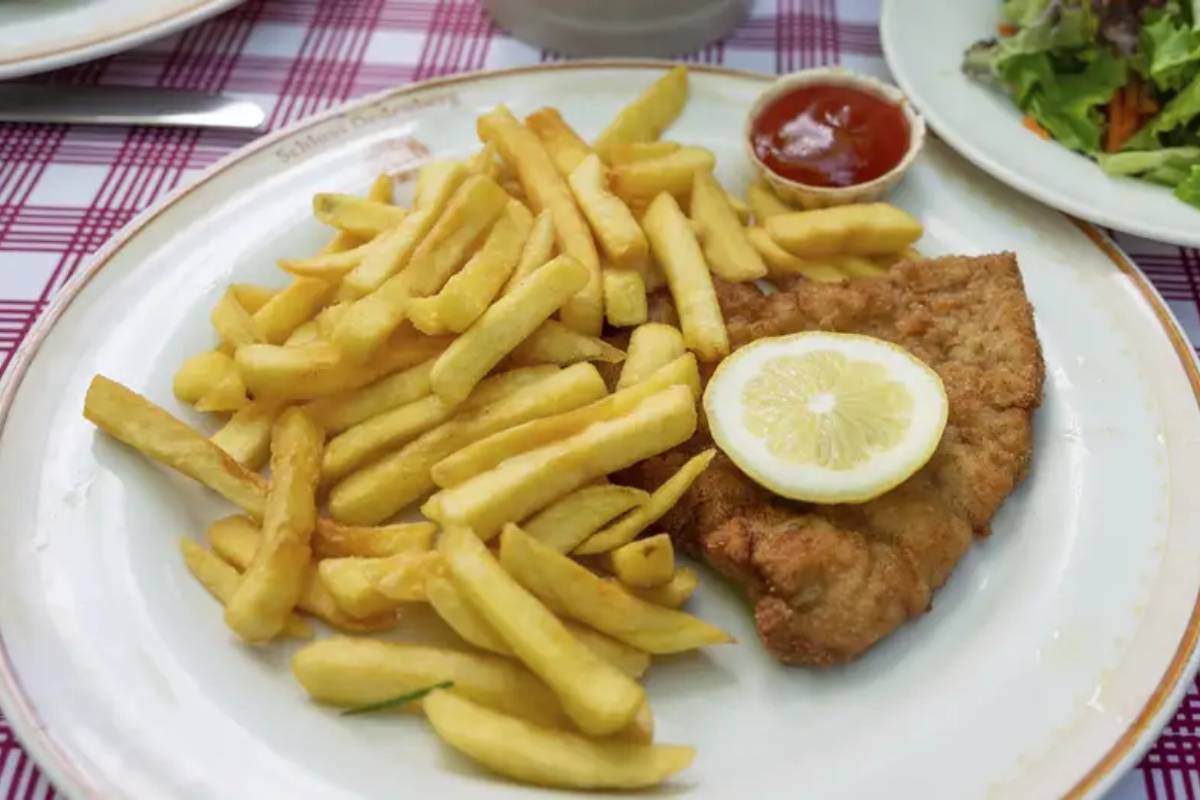 சமையல் செய்யும்போது எழுந்த சத்தம்: பக்கத்து வீட்டுக்காரரை பளாரென அறைந்த முதியவர் | Neighbor Attacked For Pounding Schnitzel Loudly